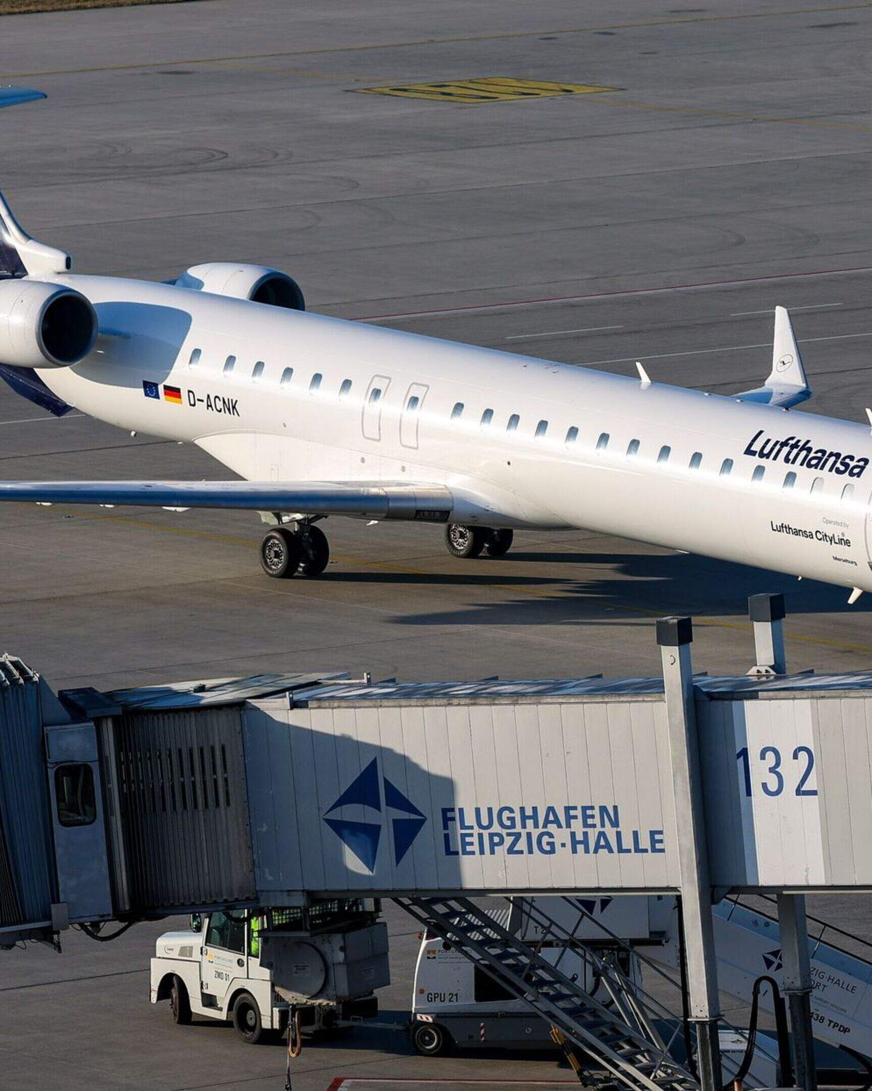 Ein Flugzeug landet am Flughafen Leipzig/Halle. Der Flug aus Kenia fand im Rahmen des Resettlement-Programms der Bundesrepublik statt. (zu dpa: „Flüchtlinge aus afrikanischen Konfliktgebieten gelandet»)